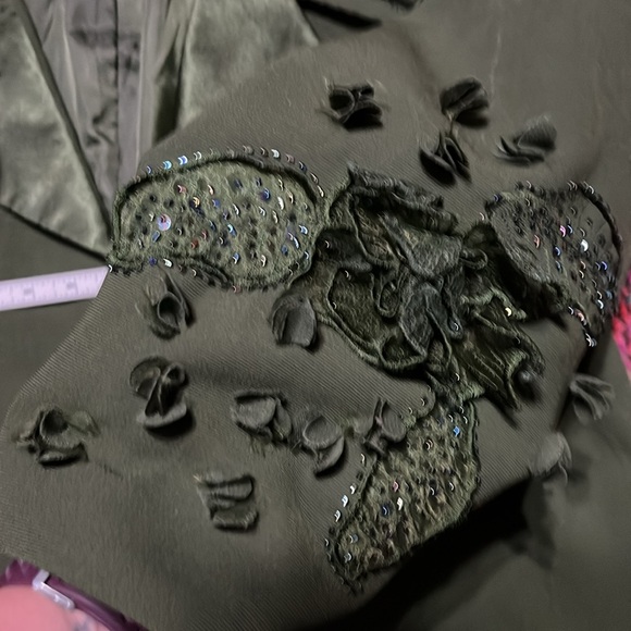 Gorgeous olive green dress coat. - Picture 8 of 10